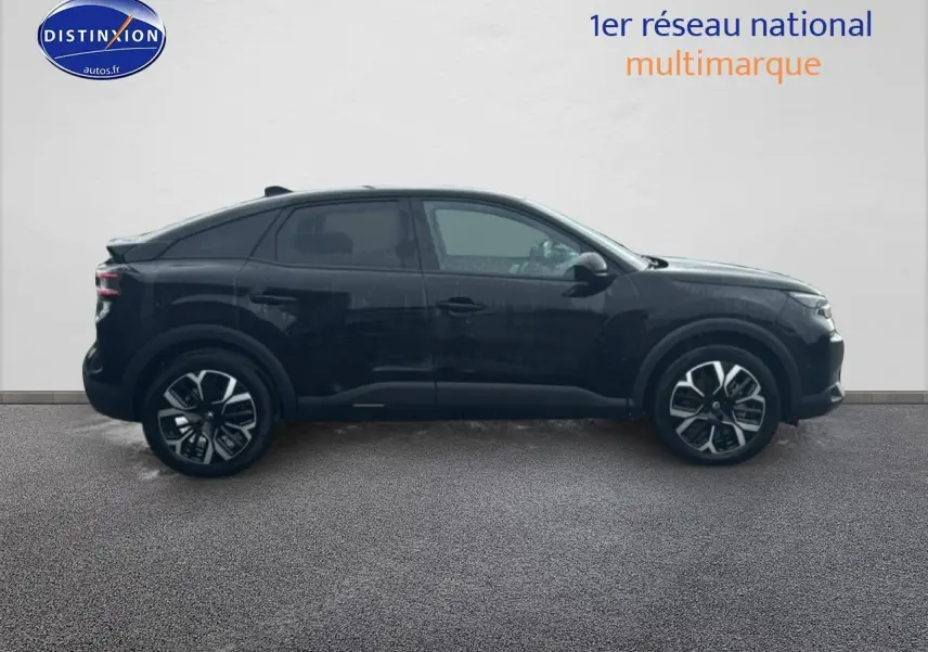 Profil côté gauche d'une Citroën C4 noire 2025 avec jantes alu et vitres arrière surteintées.