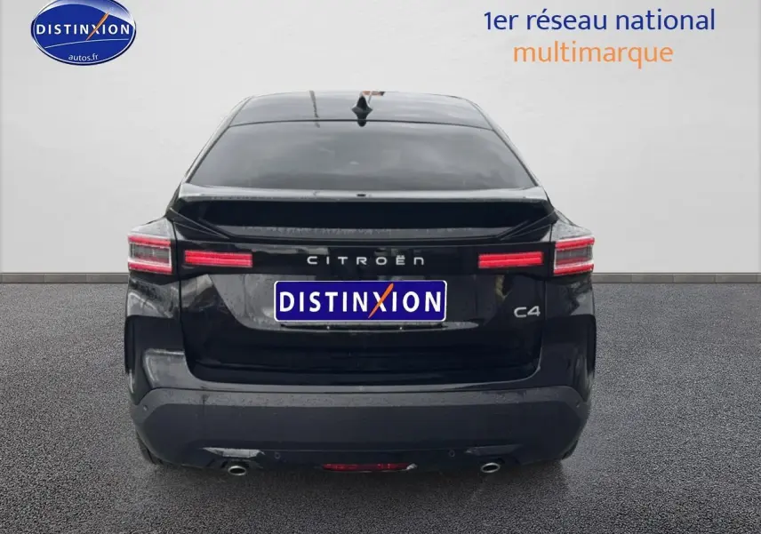 Vue arrière d'une Citroën C4 noire 2025 avec feux LED et double sortie d'échappement visible.