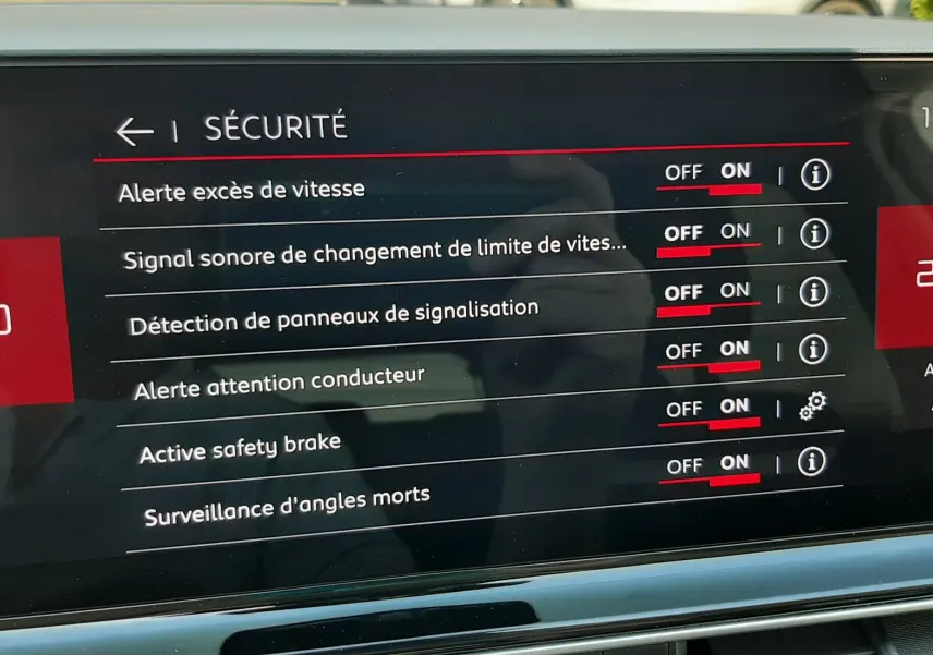Écran tactile intérieur du Citroën C5 Aircross hybride 2025 affichant les options de sécurité activées.