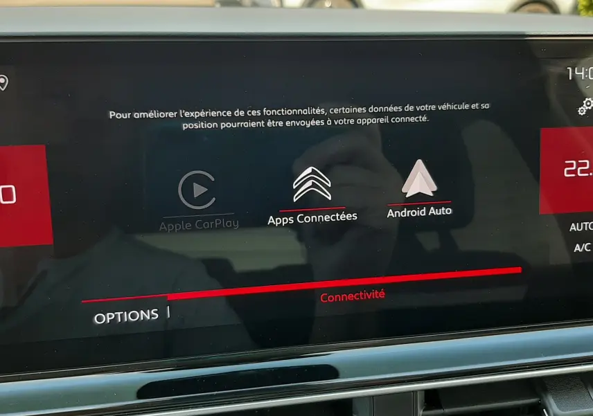 Écran tactile intérieur du Citroën C5 Aircross gris platinium, affichant les options de connectivité Apple CarPlay et Android Auto.