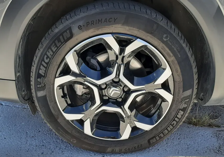 Gros plan sur la roue avant droite gris platinium du Citroën C5 Aircross hybride avec jante alliage bicolore et pneu Michelin.