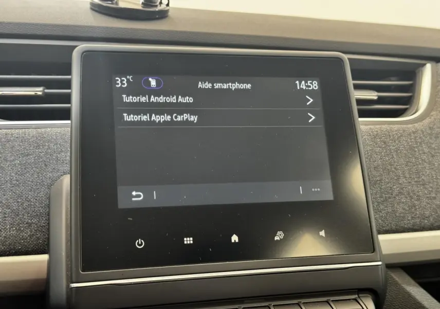 Écran tactile central de la Renault ZOE Iconic R135 2022 affichant tutoriels Android Auto et Apple CarPlay.
