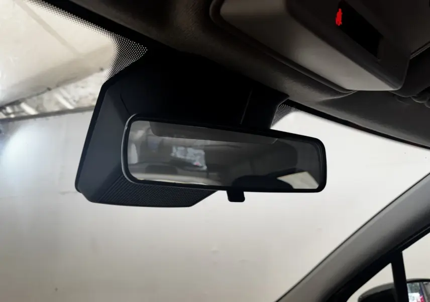 Rétroviseur intérieur de Renault ZOE blanc Iconic R135 2022 vu de près, avec plafond et pare-brise visibles.