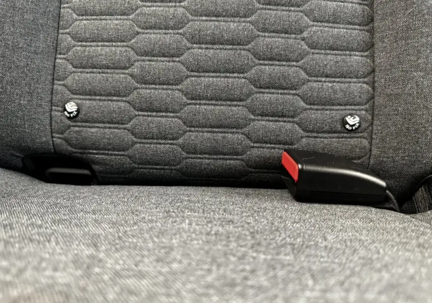 Gros plan sur la banquette arrière grise de la Renault ZOE Iconic R135, montrant les fixations ISOFIX et la boucle de ceinture.