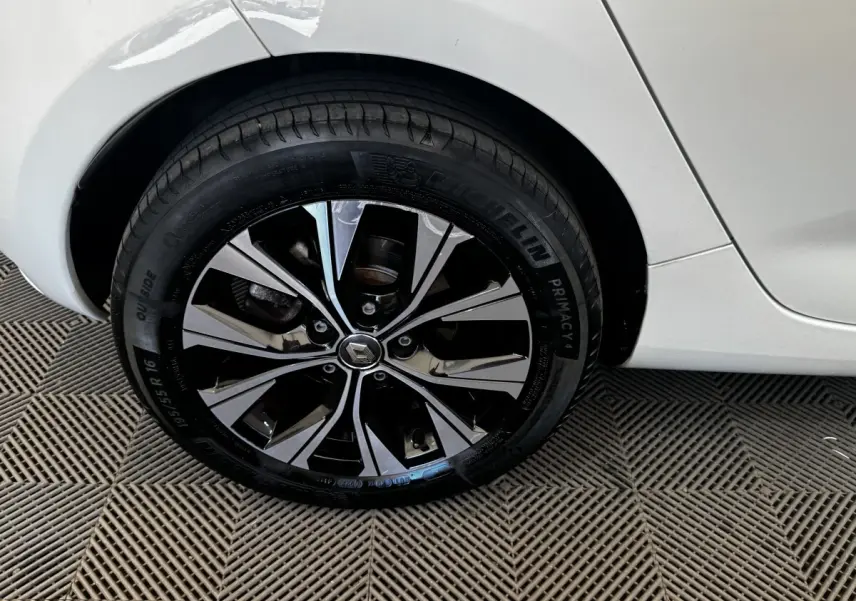 Gros plan sur la roue arrière droite blanche de la Renault ZOE Iconic R135 avec jante alliage noire et argentée.