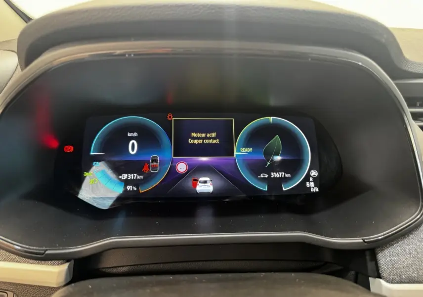 Affichage numérique du combiné d'instruments de la Renault ZOE blanche, vue frontale du tableau de bord.