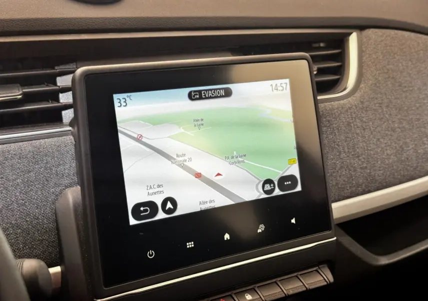Écran tactile central affichant la navigation dans l’habitacle de la Renault ZOE blanche, vue rapprochée.
