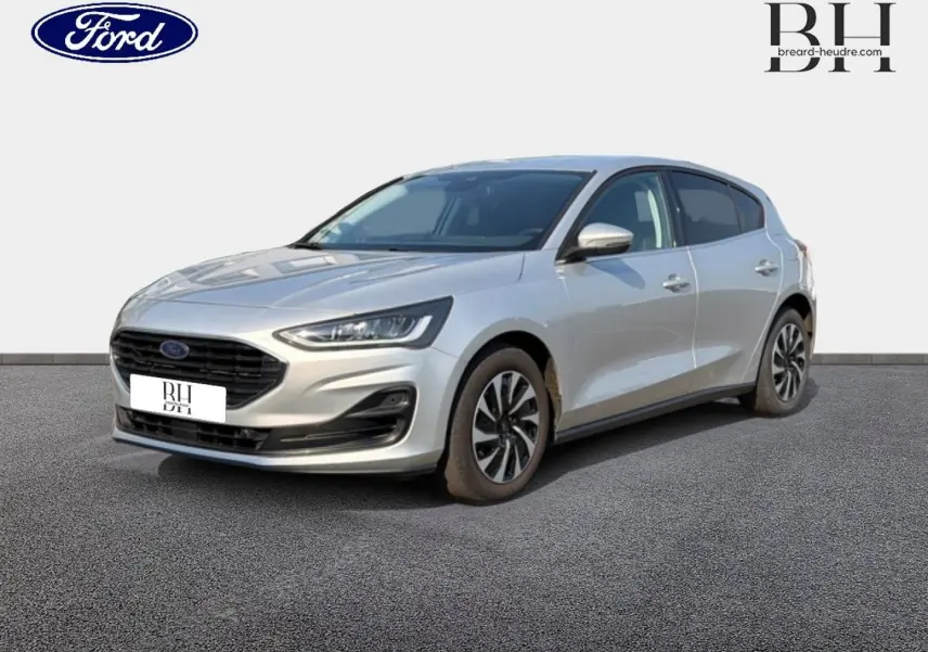 Ford Focus 2023 gris lunaire métallisé vue 3/4 avant avec calandre noire et jantes alliage bicolores.