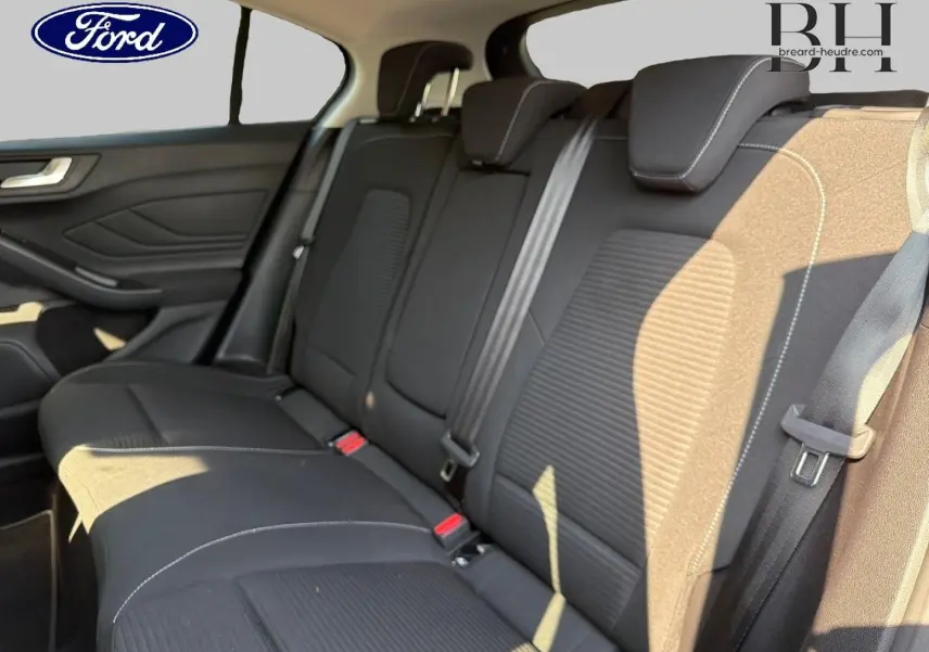 Vue intérieure montrant la banquette arrière noire avec surpiqûres blanches d'une Ford Focus 2023 Titanium X Business.