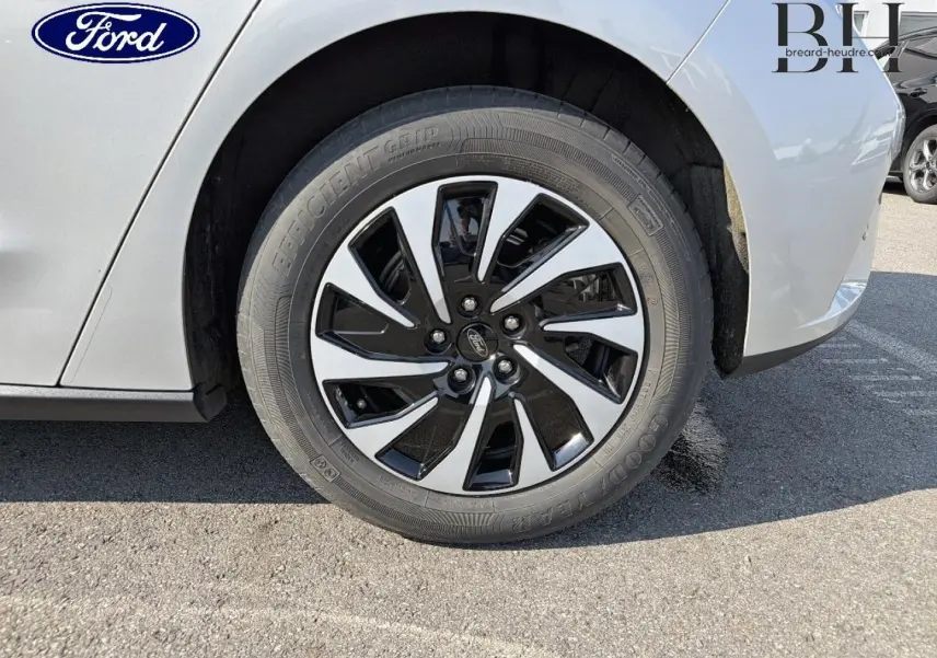 Gros plan sur la roue avant gauche de la Ford Focus gris lunaire métallisé avec jante alliage bicolore.