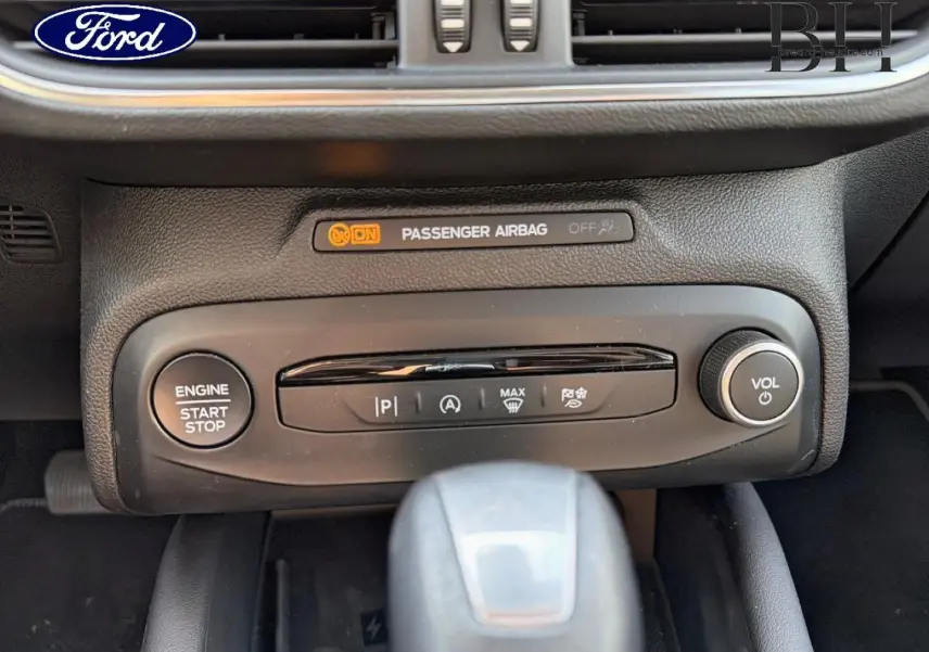 Vue rapprochée de la console centrale de la Ford Focus 2023, montrant le bouton start/stop et la molette de volume.