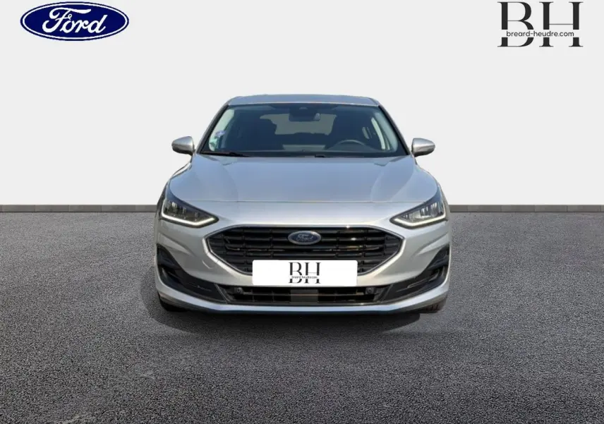 Ford Focus 2023 gris lunaire métallisé vue de face, calandre noire et phares LED distinctifs visibles.