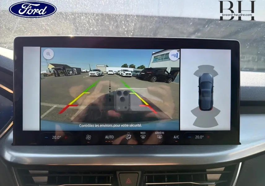 Écran tactile intérieur montrant la caméra de recul et l'affichage 360° du Ford Focus gris Lunaire 2023.