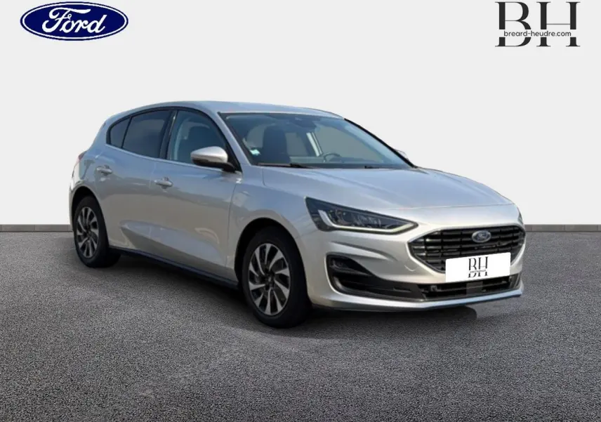 Ford Focus gris lunaire métallisé vue 3/4 avant droit avec calandre noire et phares LED fins.