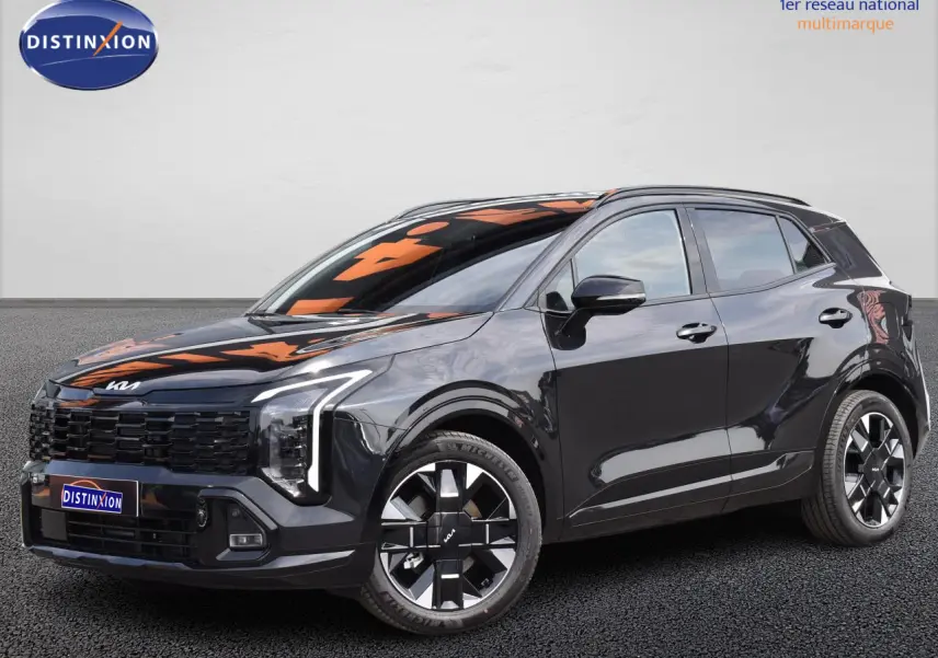 KIA SPORTAGE hybride noir en 3/4 avant droit, avec jantes 19 pouces et signature lumineuse LED distinctive.