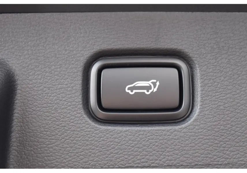Bouton noir d'ouverture électrique du hayon sur tableau de bord du Kia Sportage hybride noir 2026.