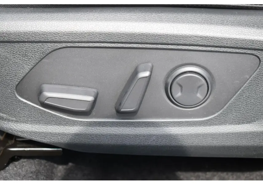 Gros plan sur les commandes électriques de réglage du siège avant du Kia Sportage Hybride noir 2026.