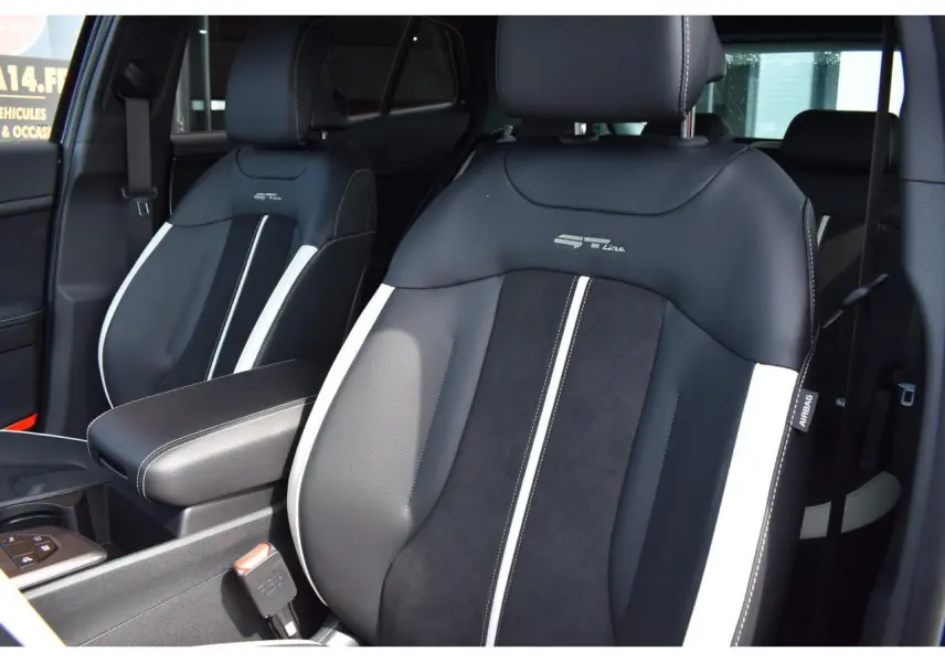 Gros plan sur les sièges avant bi-ton noir et gris du Kia Sportage hybride 2026 version GT-Line.