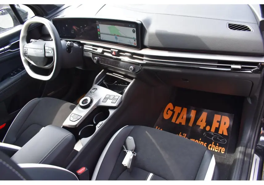 Intérieur avant droit du Kia Sportage 2026 hybride noir, avec tableau de bord digital et console centrale moderne.