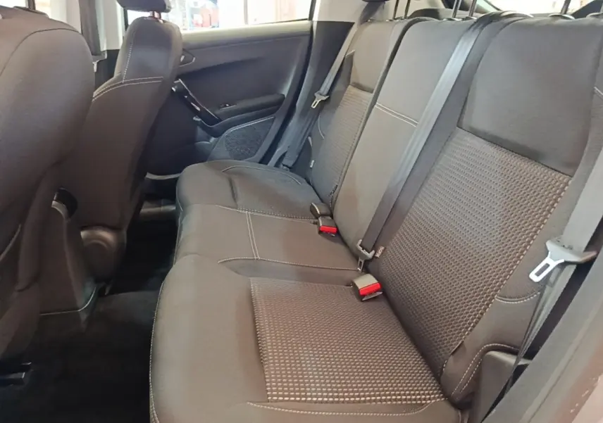 Vue intérieure côté droit sur la banquette arrière noire de la Peugeot 208 Puretech 82 Allure 2019.