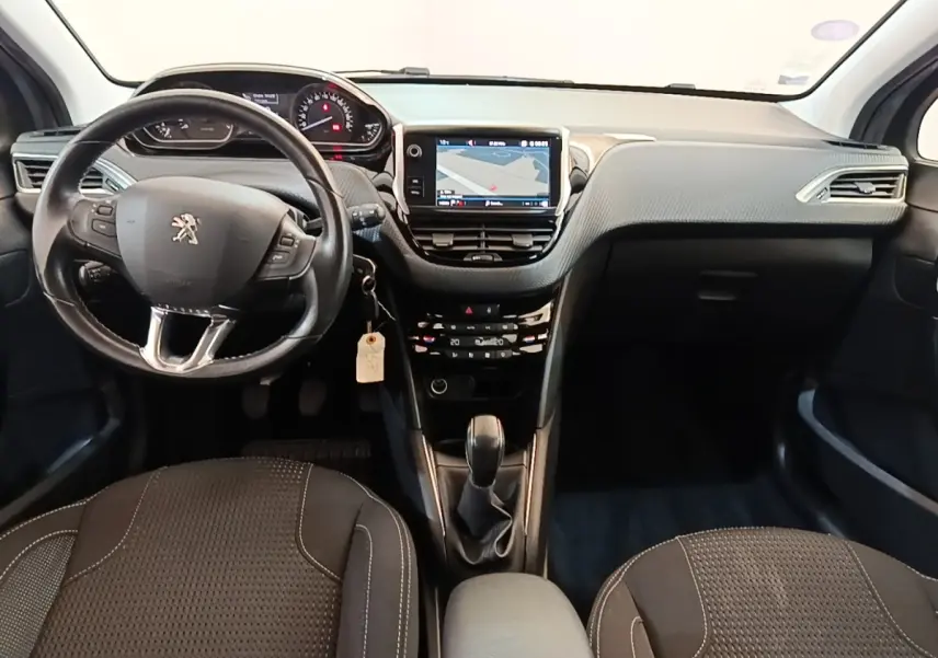 Intérieur de Peugeot 208 Puretech 82 Allure 2019, vue frontale du tableau de bord et volant cuir noir avec écran tactile.