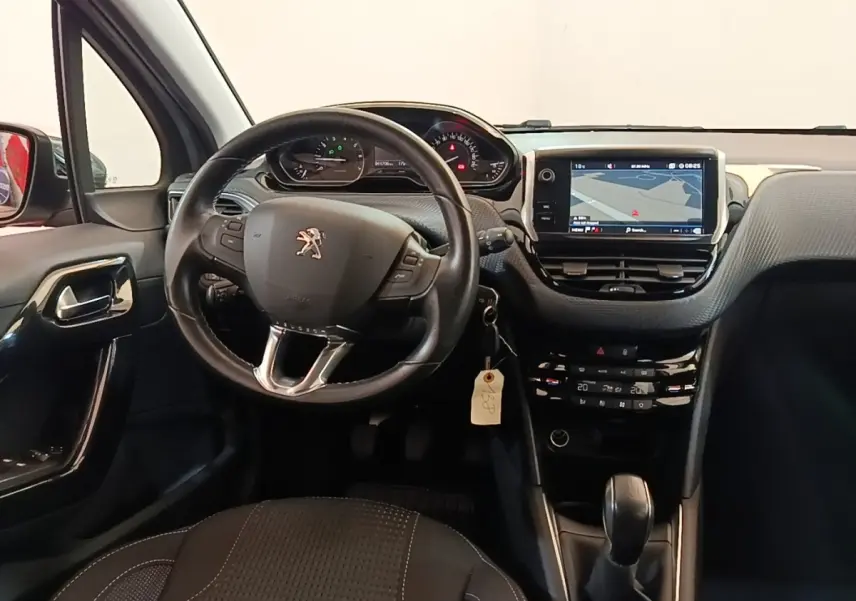 Vue intérieure avant de la Peugeot 208 Puretech 82 Allure 2019, tableau de bord noir avec écran tactile de navigation.