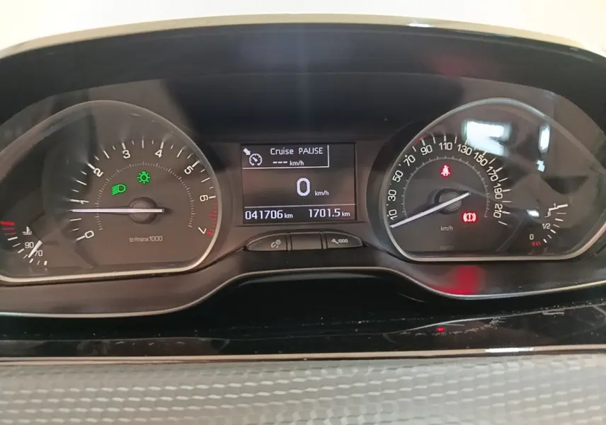 Tableau de bord de Peugeot 208 Puretech 82 Allure 2019, affichage digital avec compteur et indicateurs lumineux.