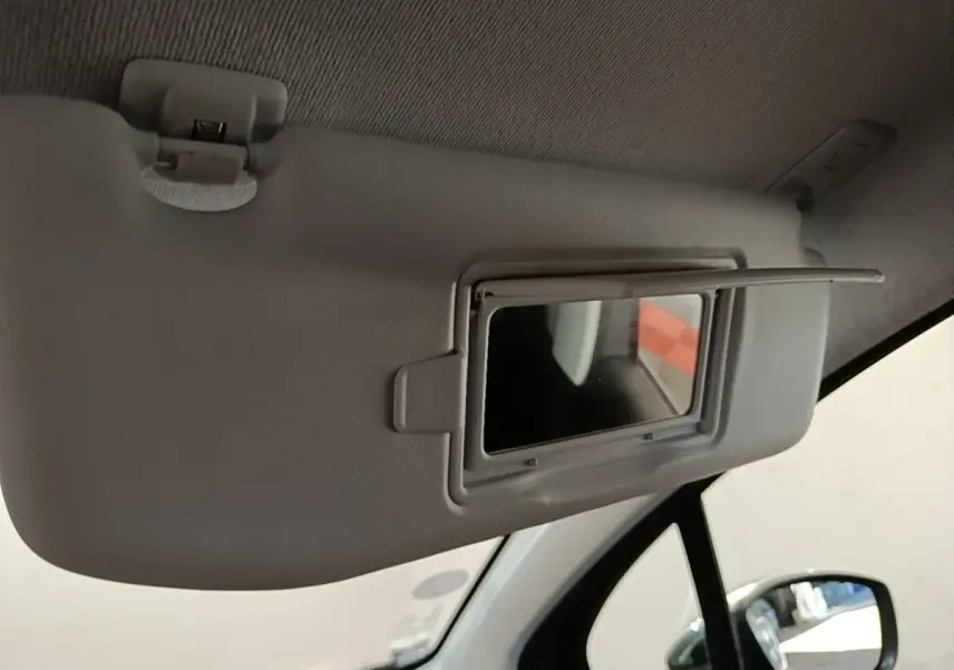 Détail du pare-soleil côté conducteur avec miroir intégré dans l’habitacle d’une Peugeot 208 gris clair.