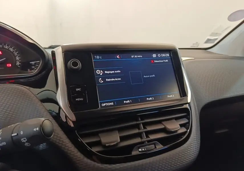 Vue rapprochée du tableau de bord de la Peugeot 208 gris clair, avec écran tactile 7 pouces et commandes intégrées.