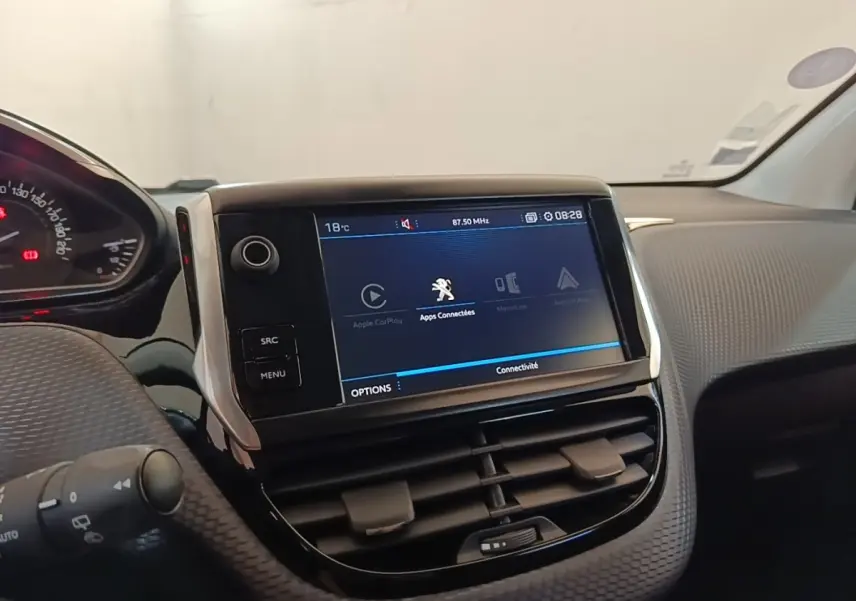 Vue rapprochée du tableau de bord de la Peugeot 208 Puretech 82 Allure 2019 avec écran tactile et affichage connecté.
