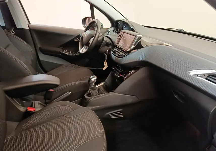 Vue intérieure côté conducteur de la Peugeot 208 Puretech 82 Allure 2019 avec tableau de bord et écran tactile.