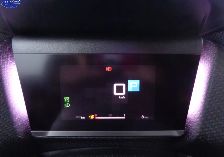 Affichage numérique du tableau de bord de la Citroën C4 X 2023, indiquant la vitesse à 0 km/h et le mode parking activé.