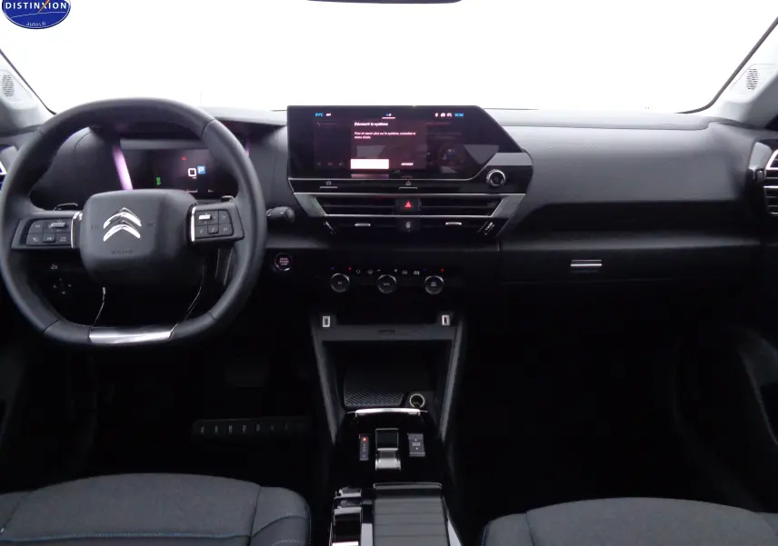 Intérieur moderne de la Citroën C4 X 2023, vue frontale du tableau de bord avec écran tactile et volant multifonction noir.