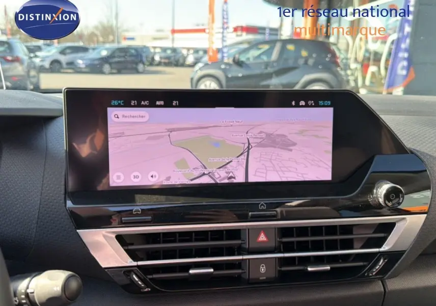 Vue intérieure du tableau de bord de la Citroën C4 X rouge Elixir Metal avec écran tactile affichant la navigation.