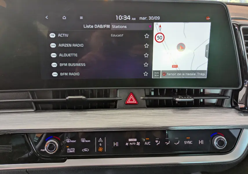 Tableau de bord du Kia Sportage MY25 gris eclipse, écran tactile 12,3’’ avec navigation et climatisation bizone.