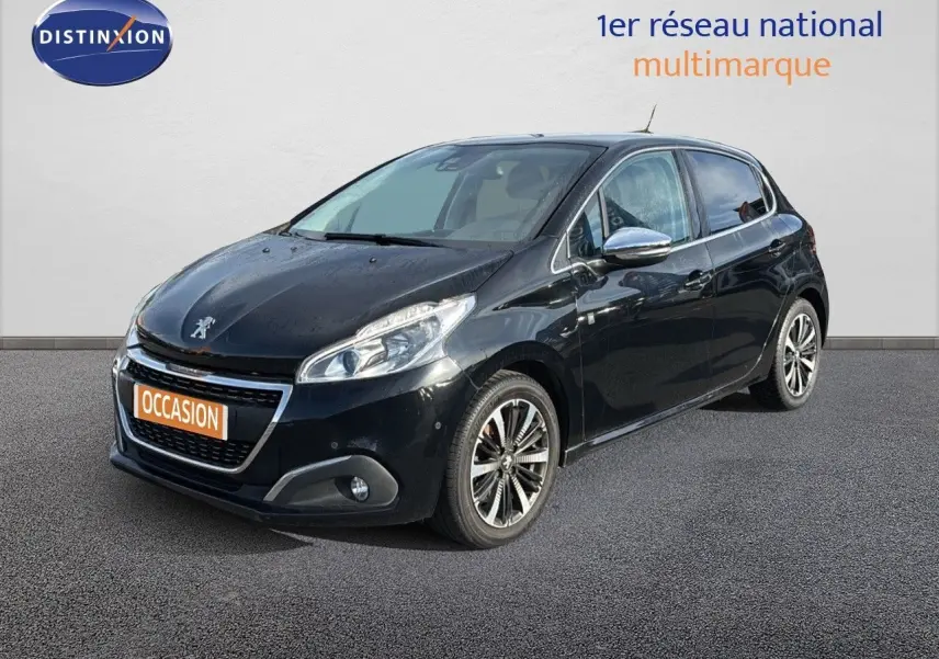 Peugeot 208 noir perle métal vue 3/4 avant droit, avec jantes alliage et rétroviseurs chromés.