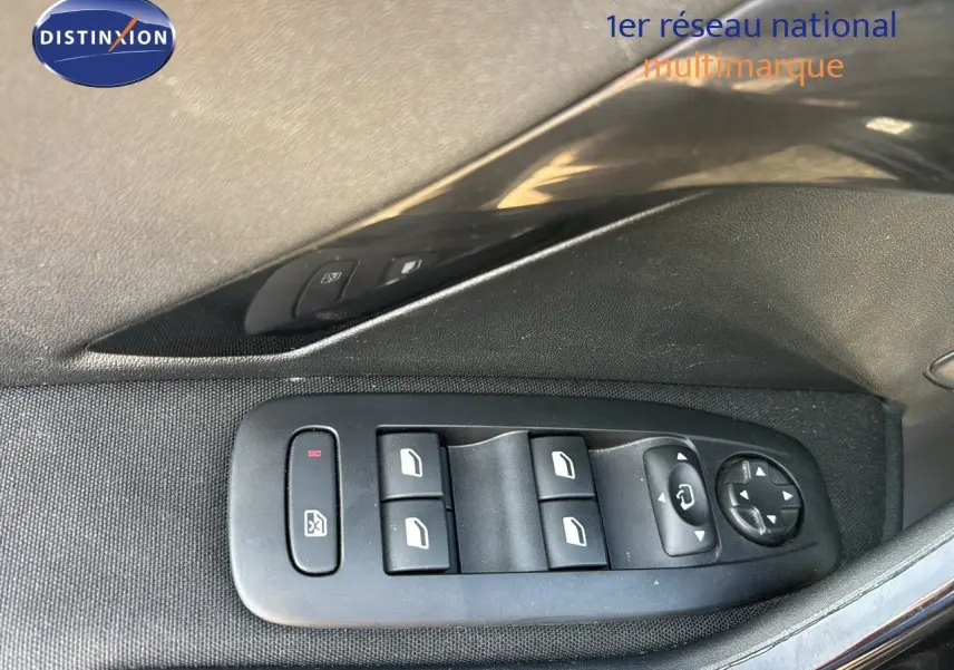 Panneau de commande des vitres et rétroviseurs côté gauche intérieur d'une Peugeot 208 noire perle métal.
