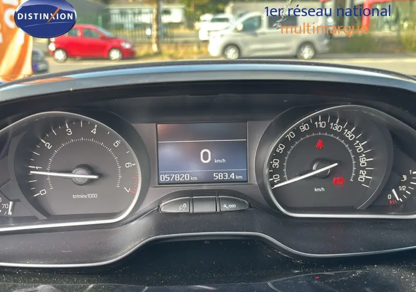 Tableau de bord de Peugeot 208 1.2 PureTech 110 Tech Edition, affichage numérique au centre, intérieur noir.