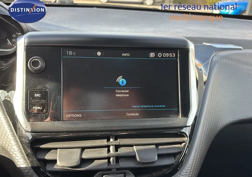 Écran tactile central de la Peugeot 208 2019 noir perle métal, affichant la connexion Bluetooth au tableau de bord.