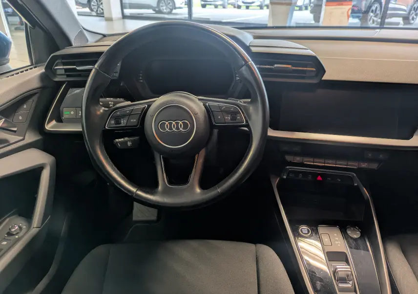 Vue intérieure centrée sur le volant et la console centrale de l'Audi A3 Sportback 35 TDI, finition Business Line.