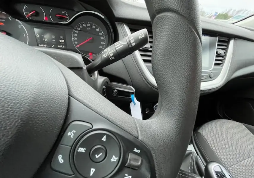Vue rapprochée du volant multifonctions et du tableau de bord noir de l'Opel Grandland X gris clair de 2019.