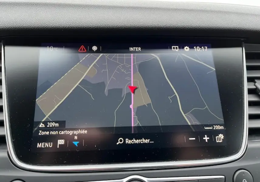Écran tactile central du système Navi 5.0 IntelliLink de l'Opel Grandland X affichant une carte de navigation.