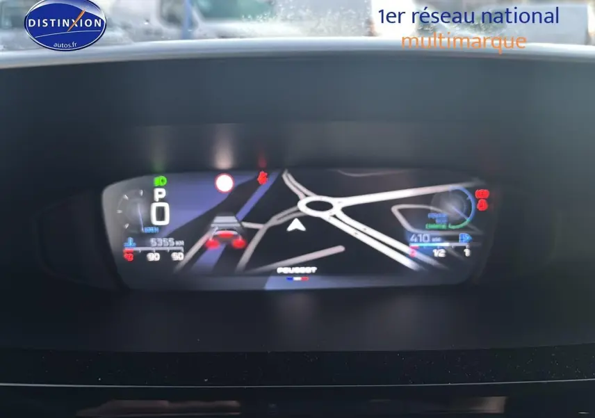 Affichage numérique du tableau de bord de la Peugeot 308 1.2 hybrid 145 allure, montrant la navigation et les indicateurs.