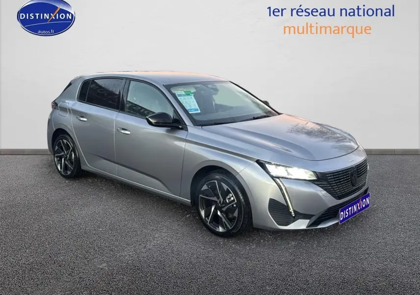 PEUGEOT 308 gris artense en 3/4 avant droit avec phares LED allumés et jantes alu distinctives.