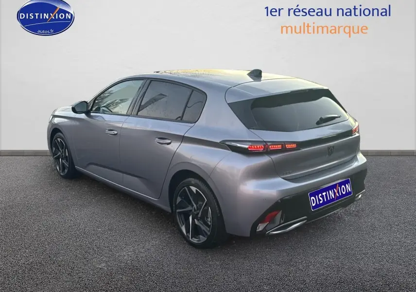 Peugeot 308 gris Artense vue 3/4 arrière droit, feux LED et jantes alliage visibles.