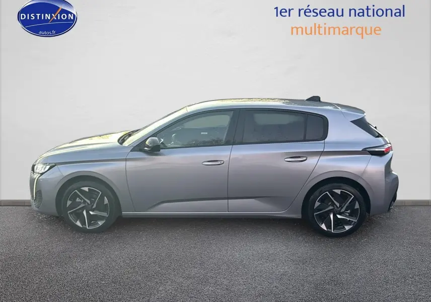 Profil droit d'une Peugeot 308 gris artense 2025 avec jantes alliage et vitres surteintées.