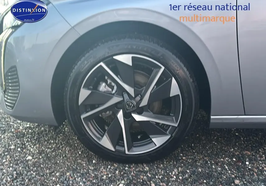 Gros plan sur la roue avant gauche avec jante alu bicolore du Peugeot 308 gris artense 2025.