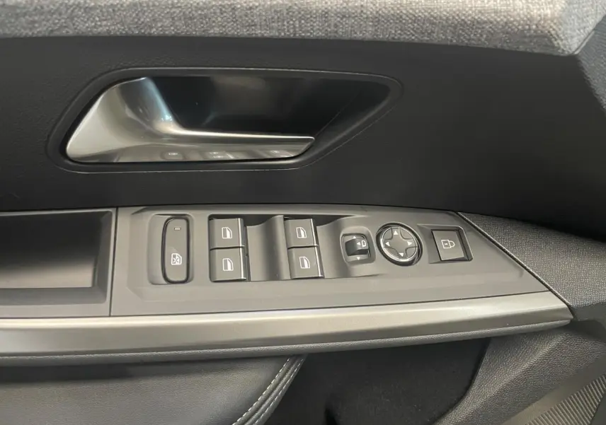 Vue rapprochée des commandes de lève-vitres et rétroviseurs sur la porte avant gauche du Peugeot 3008 noir métallisé 2025 GT.