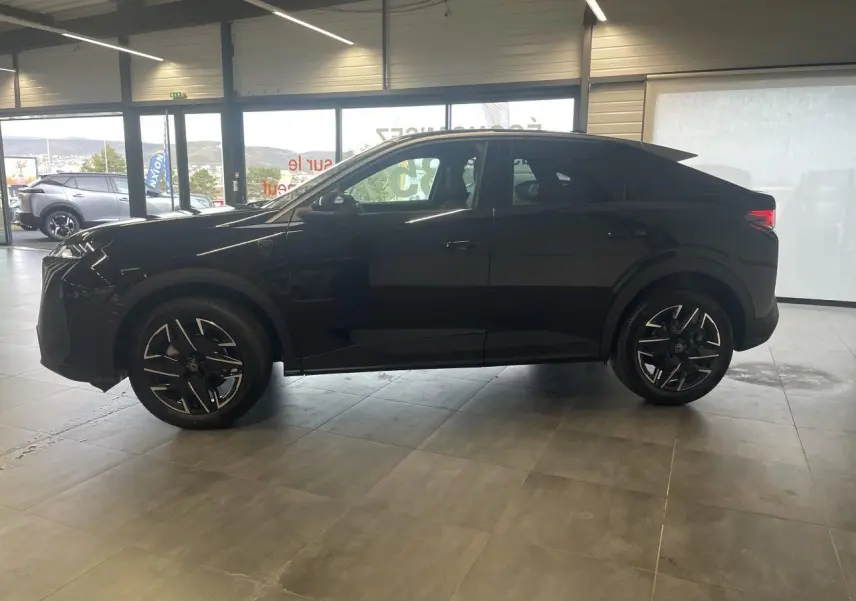 Vue de profil côté gauche d’un Peugeot 3008 GT noir métallisé dans un showroom lumineux.