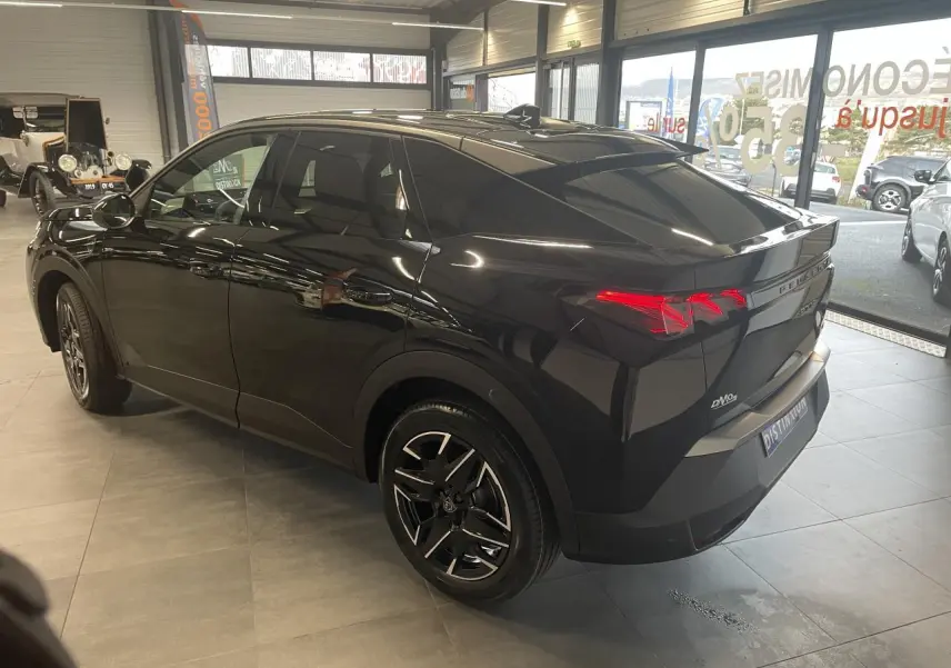 Peugeot 3008 GT noir métallisé vue 3/4 arrière droit en intérieur avec feux arrière à griffes LED.